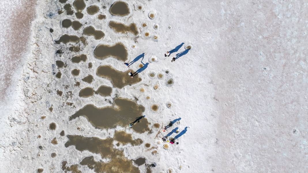 Kavurucu sıcaklar Tuz Gölü'nü kızarttı! Bakteriler cirit atıyor 15